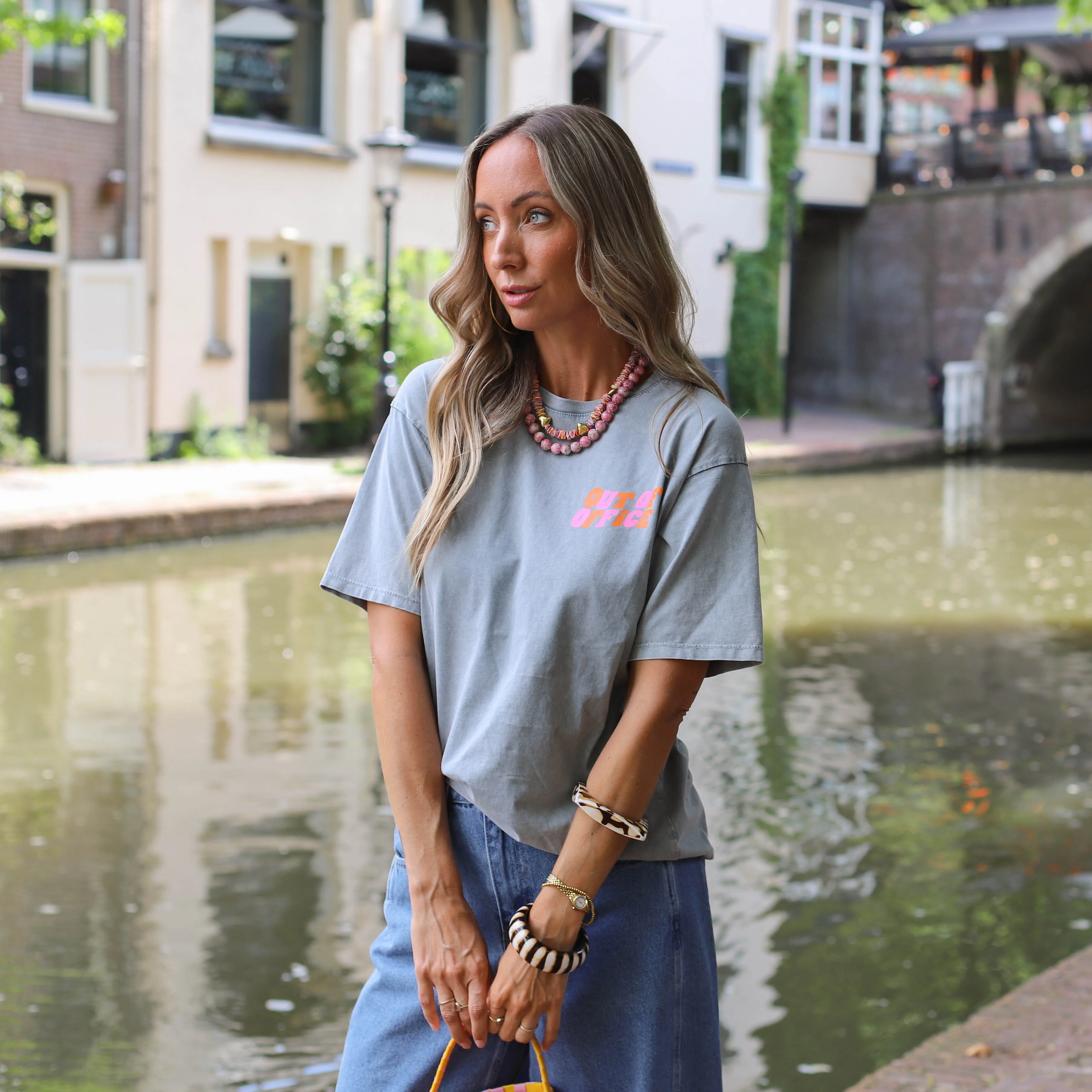 Out of office tee grijs